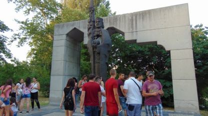 Днес се провежда петият пореден протест в Асеновград  - участниците се събират пред паметника на Цар Иван Асен Втори в градската градина. 