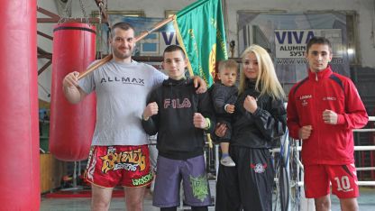 Треньорът на клуба Галин Методиев и бойците Виктор Иванов, Полина Галинова и Георги Атанасов.
