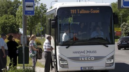 Естонци се редят на опашка в град Сауе за автобус до столицата Талин. От 1 юли в 11 от 15 окръга на страната публичният транспорт е безплатен.