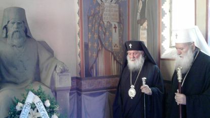 Българският патриарх Неофит и митрополит Дометиан се поклониха пред паметта на екзарх Антим I при посещението на патриарха във Видин през  2013 година
