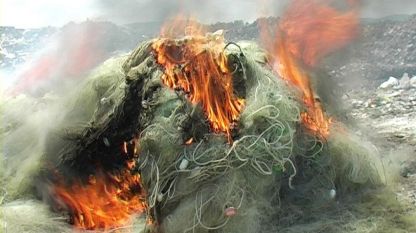 От Изпълнителна агенция по рибарство и аквакултури изгарят заловени рибарски мрежи на бракониери