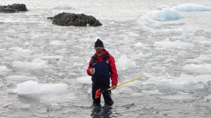 Доц. д-р инж. Борислав Александров по време на геодезически измервания в бреговата зона на Антарктида.