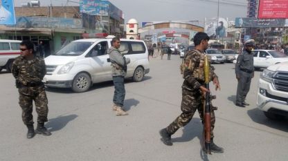 Афганистански военни и полицаи блокират района на атентата в Кабул.