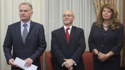 В Скопие бе открит Българо-македонски бизнес клуб. На снимката: вицепрезидентът Илияна Йотова, председателят на клуба Никола Попилиев (вляво) и посланик Иван Петков.
