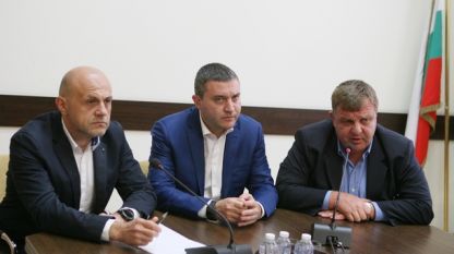 Министрите Томислав Дончев, Владислав Горанов и Красимир Каракачанов 
