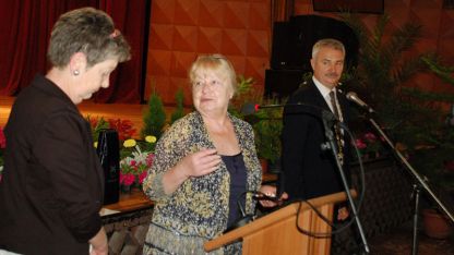 Дъщерите на наградената посмъртно основателка на кукления театър в Монтана Лиляна Пройкова приеха отличието на тържествената сесия на Общинския съвет в града.