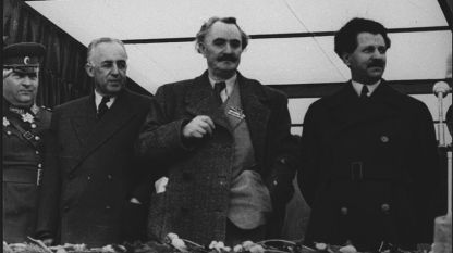 1947 г. Георги Димитров и Антон Югов приемат бригадирски марш