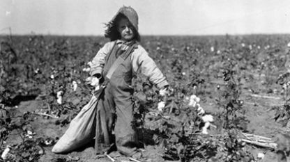 Момче, имигрант в САЩ в началото на ХХ век, бере памук
