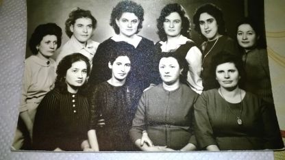 Иванка Цакина (първата изправена вдясно) е една от първите телефонистки, които започват работа в новата пощенска станция на Белоградчик.