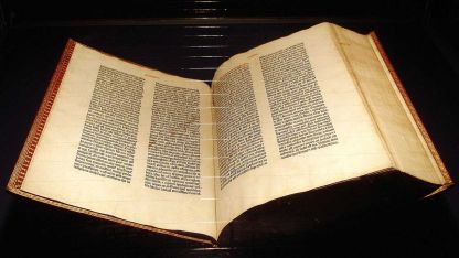 Екземпляр от Библията на Гутенберг от музея в Майнц