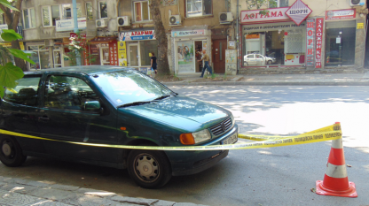 Паркираната кола, до която бе открито тялото на доц. Стефан Нейков.