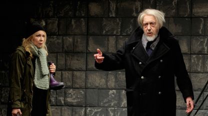 Емануела Шкодрева и Стоян Алексиев в сцена от постановката.