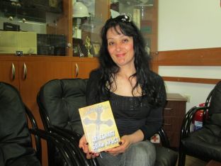 Елина Димитрова с втората си книга за рицарите тамплиери.
