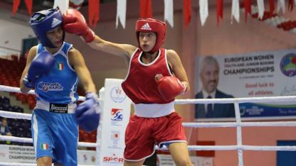 Елина Георгиева започна с летящ старт Държавното по бокс за девойки