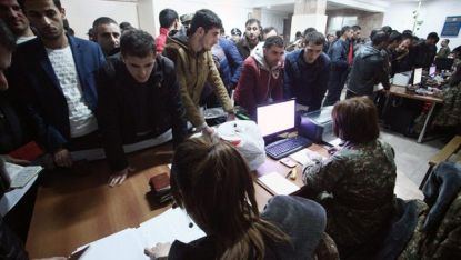 Млади жители на Степанакерт, столицата на Нагорни Карабах, се записват в отрядите за самоотрбана