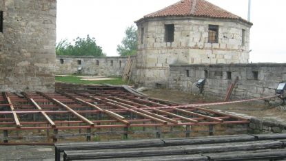 Откритата сцена в крепостта, която трябва да бъде ремонтирана.