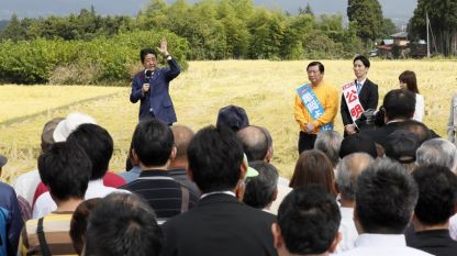 Шиндзо Абе говори пред потенциални избиратели във Фукушима.