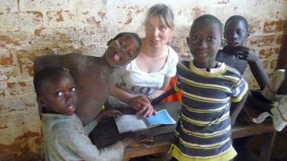 Славена Илиева с деца от Гвинея Бисау.