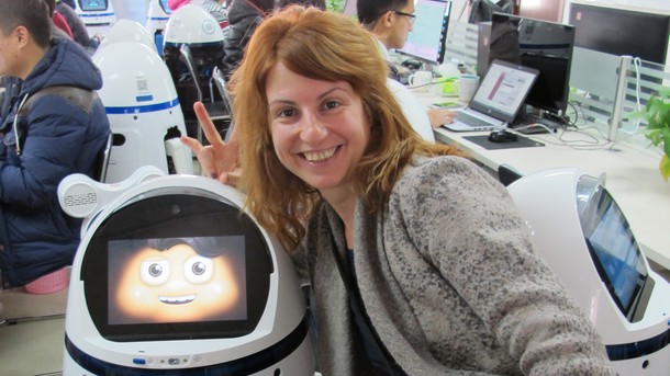 Невена Праматарова със семейния робот Фабо на „Evolver robotics
