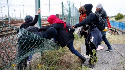 Нелегални имигранти в Кале пресичат загражденията към влаковете, преминаващи под Ламанша