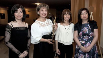 Η Βάνια Μόνεβα με το βραβείο και με την ομάδα της εκπομπής 