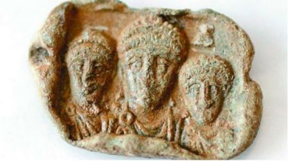 търговска пломба от ІV век с изображение на император Теодосий с двамата му сина - Аркадий и Хонорий