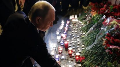 Руският президент Владимир Путин полага цветя в памет на жертвите от атентата в петербургското метро