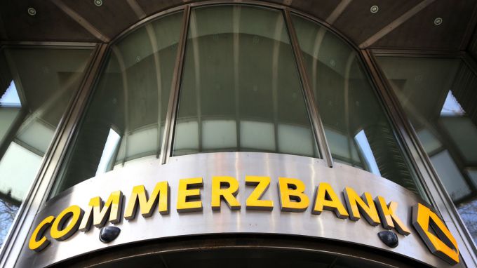 Акциите на Commerzbank поевтиняват с над 6,5% в понеделник, след
