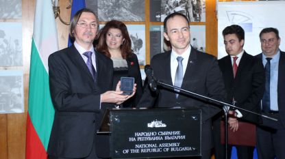 Андрей Ковачев връчва наградата на Христо Христов (крайният вляво)