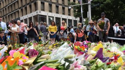Хиляди жители на Сидни оставиха цветя край кафенето след драмата със заложниците
