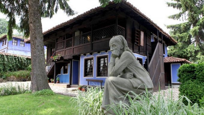 Къщата на Димчо Дебелянов е построена от дядо му през 1830 г.