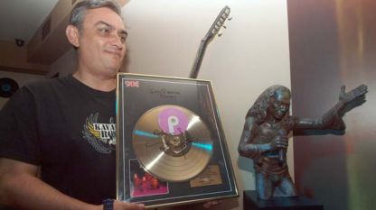 В пътуващата рок експозиция на кмета на Каварна са рок артефакти като китари с автографи, макет на паметника на Рони Джеймс Дио, златната плоча BURN на Deep Purple с автограф на Глен Хюз, златен диск с автографи от ZZ Top и др.