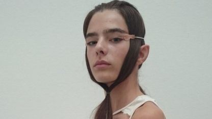Клишетата, които дебнат от модните списания, се превръщат в канони за милиони млади момичета по света. Те сляпо следват кумирите си, като използват всякакви методи за трансформация - основна тема в творчеството на Лизбет Ревен.