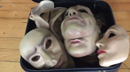 Учебните маски за един от проектите за театър на незрящи вече са изработени. 