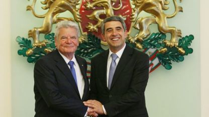 Rosen Plevneliev en yüksek devlet nişanı olan bantlı “Stara planina” nişanını Joachim Gauck’a takdim etti. Aynı zamanda Bulgaristan Cumhurbaşkanı Almanya Federal Devleti Liyakat Nişanı ile onurlandırıldı.