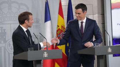 Испанският премиер Педро Санчес (вдясно) на обща пресконференция в Мадрид с френския президент Еманюел Макрон (вляво)