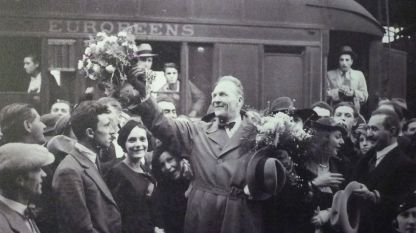 Болгарские поклоннники встречают Шаляпина в Софии, 1934 год