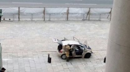 Сапьори проверяват автомобила на мъжа, който заплаши да се взриви пред сръбския парламент в Белград, но взривно устройство не бе открито.