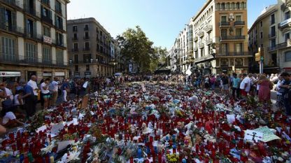 По-рано тази седмица жителите на Барселона почетоха жертвите на атентатите с цветя и свещи на 