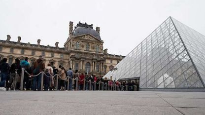 Опашка за Лувъра в Париж