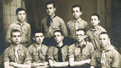 Еврейски младежи от Ашомер Ацаир в Бургас (1938 г). Първи ред (отляво надясно седнали): Жак Калдерон, Йосиф Асса, Моис Авишай, Ефраим Барух, Челеби Сарфати. Втори ред (отляво надясно изправени): Рубен Рубенов, Нико Варсано, Бито Асса, Моис Митрани.