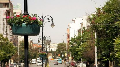 Цветни кашпи украсяват централния булевард в Стара Загора