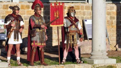 Възстановка на живота на легиона по време на откриване на фестивала „Орел на Дунав” в реставрирания римски град Нове