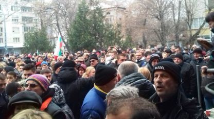 Най-малко хиляда души се включиха във втория протест в Пловдив днес в защита на д-р Иван Димитров.