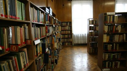 Новите книги и други носители на информация по рафтовете в библиотеката 
