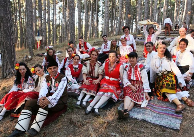 13-тият фестивал на народната носия започна снощи в Жеравна. Той