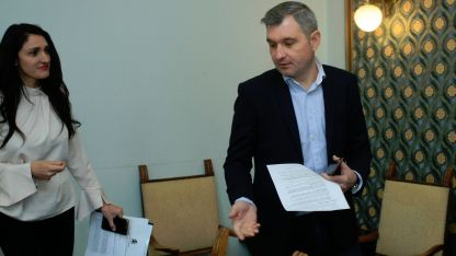 Председателят на СОС Елен Герджиков и председателят на постоянната комисия по инженерна инфраструктура и енергийно планиране Валя Чилова дадоха пресконференция