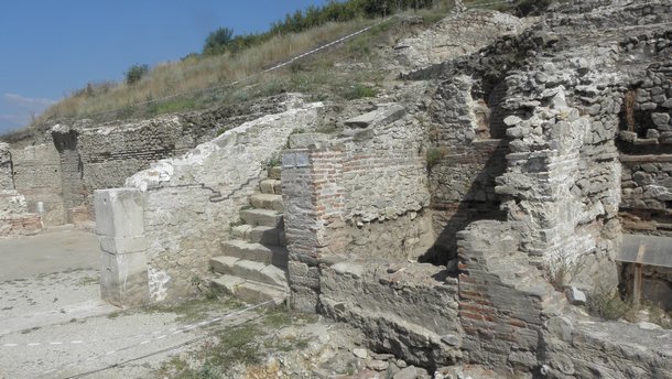 Античният град Хераклея Синтика започна да се разкрива при разкопки през 2007 година. Той се намира между село Рупите и едноименната местност, където в малката си къща Ванга приемаше посетители.