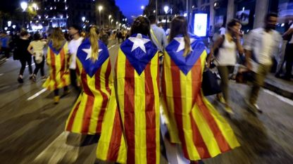 Привърженици на независимостта на Каталуния на демонстрация в Барселона