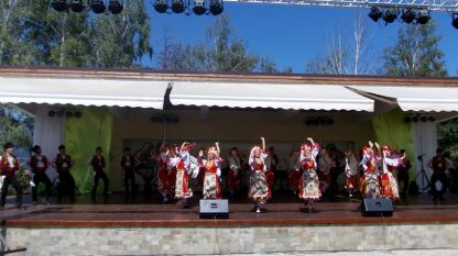 Οι νικητές στο φεστιβάλ - το φολκλορικό συγκρότημα από την πόλη Μέζντρα